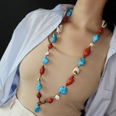 Opulent colier etnic nepalez realizat din scoică tibetană conch cu inserții minerale, coral Sherpa și elemente din hawolit colorat | vintage 70's